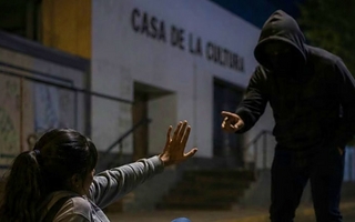 La oscuridad fue clave: motochorros asaltaron a una mujer y se llevaron $600.000 y dólares