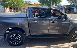 Lo descubrieron forzando una camioneta para robarla y terminó detenido