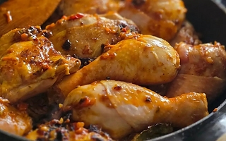 Pollo picante a la sartén: receta económica con muslos y sin fritura