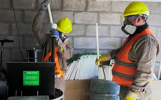 San Juan estrenó un novedoso método ecológico para eliminar tubos fluorescentes