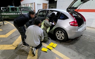 Gendarmería detuvo a dos hombres con casi 7,5 kilos de cocaína ocultos en un auto