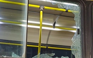 Un colectivo fue atacado a piedrazos en Rawson y un pasajero fue herido