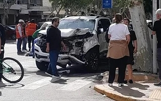 Choque en el microcentro de San Juan dejó varios autos dañados