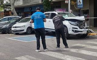 Choque en el microcentro: un conductor salió despedido y varios vehículos fueron dañados
