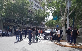 Una médica iba pasando por el lugar y auxilió al conductor del choque en Capital