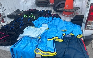 Entró a un local comercial, robó varias prendas y cayó cuando escapaba