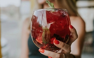 Tinto de verano: cómo prepararlo al estilo español y 2 variantes para lucirte