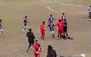 Brutal agresión a un árbitro: en pleno partido un jugador lo dejó inconsciente