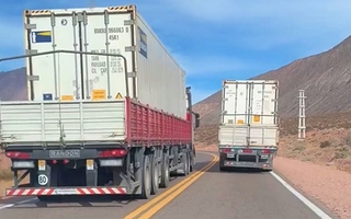 Un camión sobrepasó a otro en una curva y una camioneta debió tirarse a la banquina