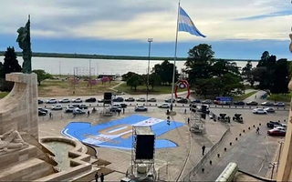 Una camiseta gigante de Messi apareció frente al Monumento a la Bandera