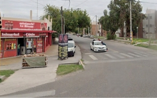Lo balearon mientras trabajaba como limpia vidrios: los atacantes escaparon en moto