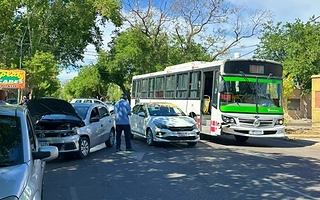 Un auto y un colectivo chocaron en pleno centro sanjuanino 