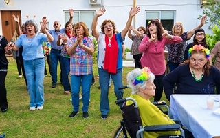 Abren un taller gratuito de Bailoterapia para adultos mayores de 65 años
