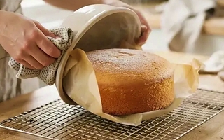 El bizcochuelo esponjoso que se prepara con solo 4 ingredientes