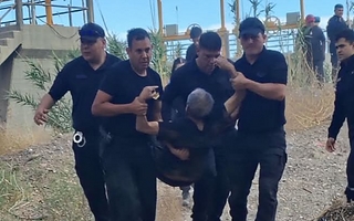 Dramático rescate: La Policía salvó a un hombre en un canal 