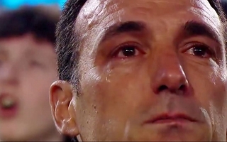 Scaloni rompió en llanto durante el himno en la despedida de Messi