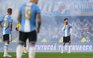 Messi recibió una ovación inolvidable al minuto 10 en su despedida de Argentina