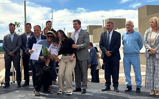 Orrego entregó 69 viviendas en Chimbas y adelantó cuál será el próximo barrio