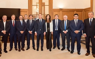 Los gobernadores vuelven a Buenos Aires y negocian con Milei