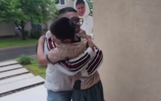El emotivo reencuentro de Callejero Fino con su hijo tras salir de prisión