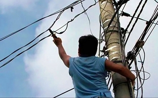 Los encontraron intentando engancharse a la luz y terminaron detenidos