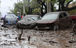 Un aluvión arrastró autos y un colectivo con pasajeros en Chile