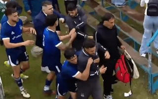Batalla campal en el fútbol argentino: Talleres y Atlético, a las piñas