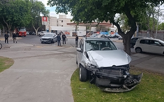 Tras chocar un auto terminó junto al monumento a los Caídos de Malvinas