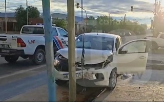 Dos vehículos chocaron en una esquina sin semáforos de Sarmiento