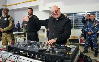 El cura DJ revolucionó una cárcel de Mendoza con música electrónica