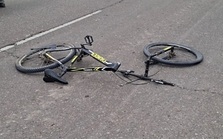 Una moto embistió a un ciclista en Sarmiento y lo dejó con graves lesiones