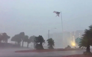 Impactantes imágenes del huracán Isaías con vientos de 160 km/h en Florida