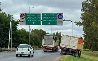  Un acoplado se desprendió de un camión y chocó contra el guardarraíl