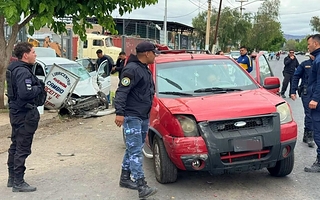 Fuerte choque en Chimbas dejó un auto destruido y terminó sobre la vereda