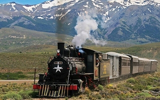 El tren centenario que aún recorre la Patagonia entre vapor, salamandras y paisajes de película