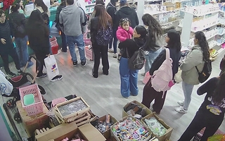 Estantes vacíos y largas filas las postales de una liquidación en la Peatonal