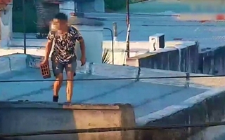 Lo encontraron en el techo de un vecino y huyó con objetos robados