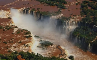 Cierre preventivo de la Garganta del Diablo por crecida del Río Iguazú