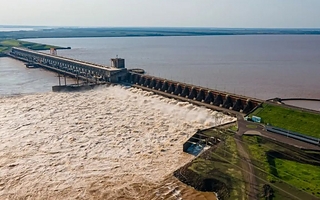 Por la crecida del Paraná abrieron las compuertas de Yacyretá para atenuar los efectos
