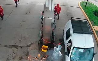Un hombre roció un auto con nafta e intentó incendiar una estación de servicio