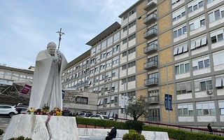 El papa León XIV ingresa hoy al hospital para una cirugía pulmonar