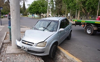 Por razones desconocidas, un auto terminó sobre la vereda del Conte Grand
