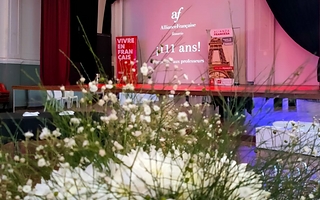 Alianza Francesa: Flores, vinos y sorteos en una tarde solidaria en San Juan