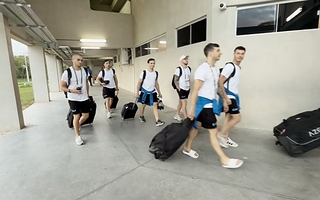 Con la ilusión intacta: la Senior masculina llegó al estadio en Paraguay