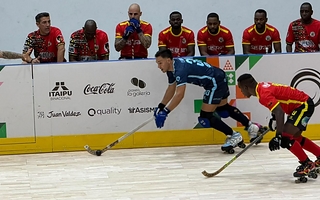 Por la rotura de un arco, el juego de Argentina y Angola estuvo parado por varios minutos