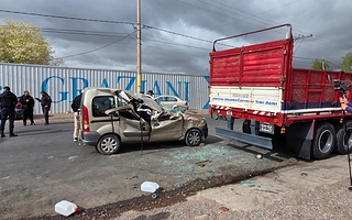 Una camioneta quedó aplastada tras chocar con un camión en Chimbas