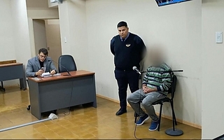 Un abogado abandonó a su cliente hipoacúsico acusado de violar a su hija