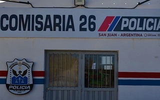 Chimbas: robó una moto a punta de pistola, disparó a policías y cayó
