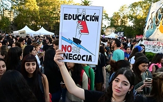 Multaran a Santilli con $100.000 por día por el financiamiento universitario