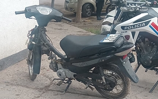 Detuvieron a un hombre con una moto robada y cuatro cascos